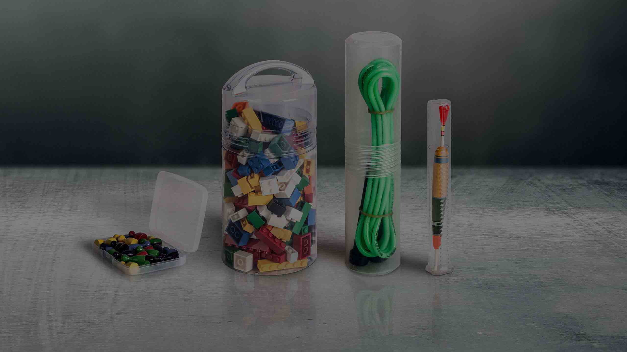 Uma seleção de embalagens plásticas para brinquedos e artigos esportivos.